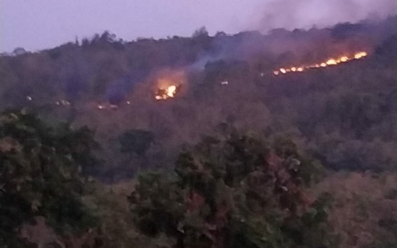 Kebakaran di Kawasan Gunung Bugel Sempat Meluas, Asap Ganggu Aktivitas Warga