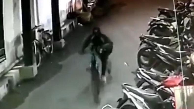 Maling Sepeda Beraksi di Masjid Probolinggo, Pencurian Terekam CCTV
