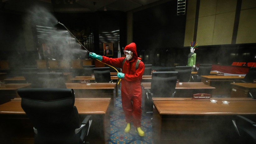 Anggota Dewan Positif Corona, Gedung DPRD DKI Jakarta Disemprot Disinfektan - Bagian 3