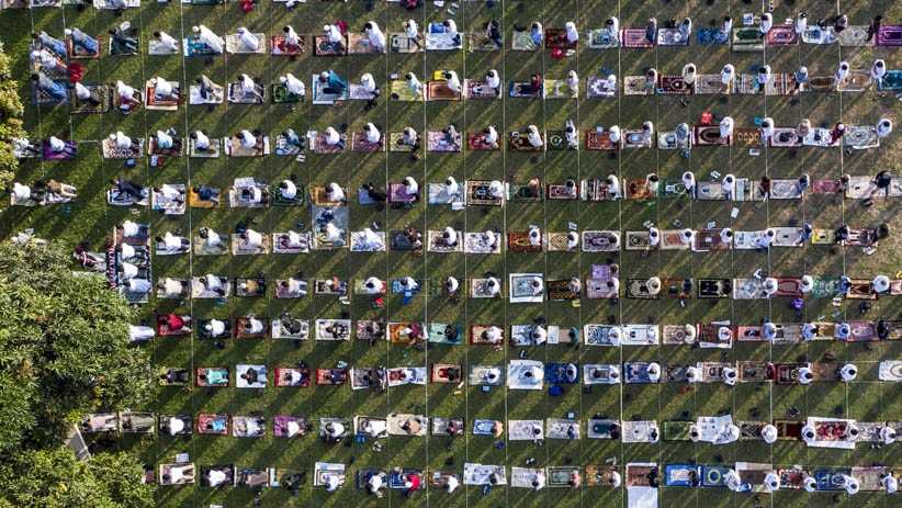 Ribuan Umat Muslim Laksanakan Salat Idul Adha dengan Protokol Kesehatan Ketat - Bagian 4