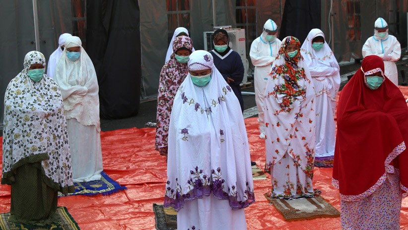 Tenaga Medis dan Pasien Positif Covid-19 Salat Idul Adha Berjemaah di Surabaya - Bagian 3