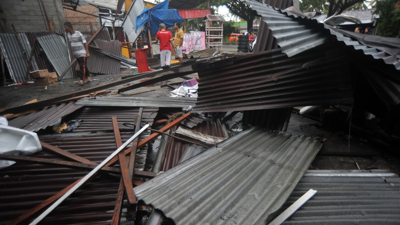 Angin Puting Beliung Hantam Permukiman Warga di Padang, Puluhan Rumah Rusak - Bagian 1