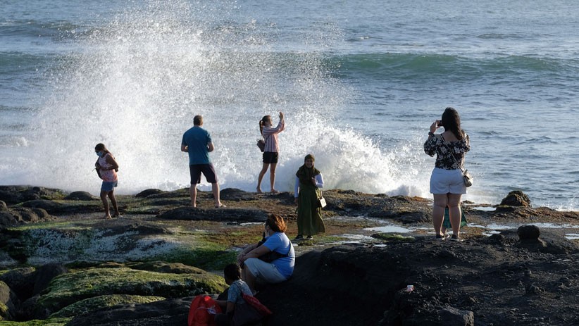 Tanah Lot Bali Mulai Ramai Dikunjungi Wisatawan - Bagian 1