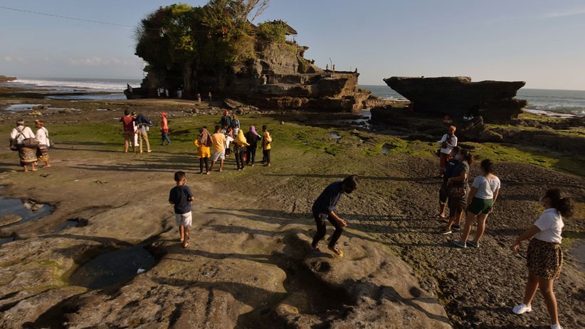 Tanah Lot Bali Mulai Ramai Dikunjungi Wisatawan - Bagian 2