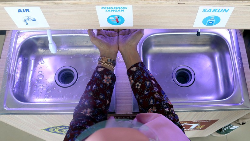 Mahasiswa Universitas Muhammadiyah Surabaya Ciptakan Alat Cuci Tangan Otomatis - Bagian 1