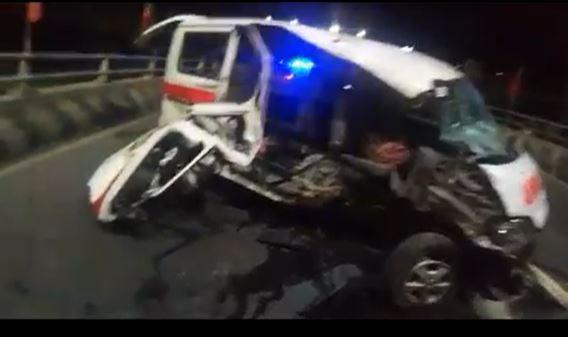 Ambulans yang Bawa Pasien Tabrak Pembatas Flyover Bandar Lampung, 2 Orang Luka