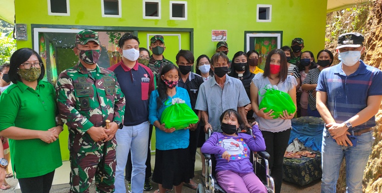 Program Bangun RTLH Kasad di Manado Selesai, Danrem 131 Santiago Serah Terima Kunci