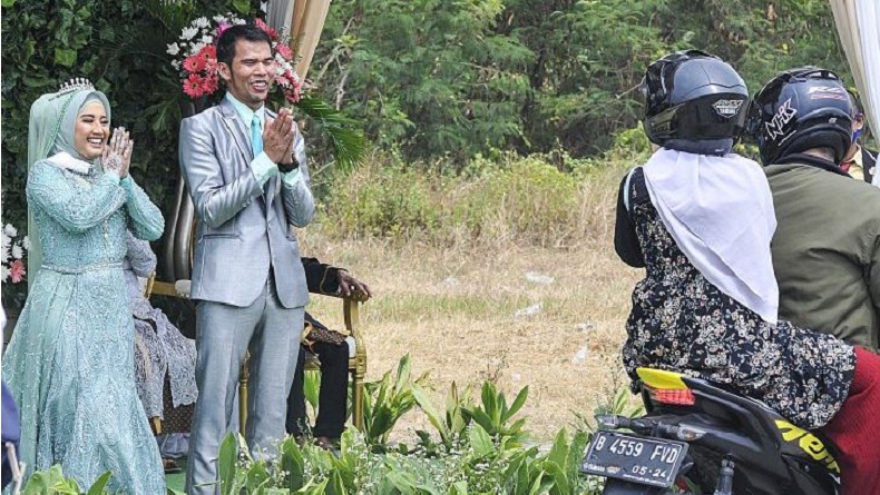 Pengantin di Bekasi Gelar Pernikahan Unik Berkonsep Drive Thru