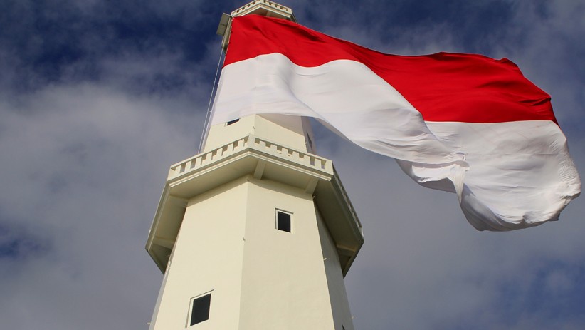 Bendera Merah Putih Raksasa Berkibar di Puncak Menara Suar Kupang - Bagian 1