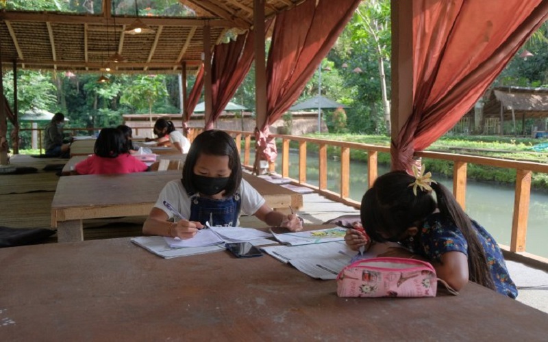 Selama Covid-19, Belasan Pelajar di Gianyar Akses Wifi Gratis di Rumah Makan