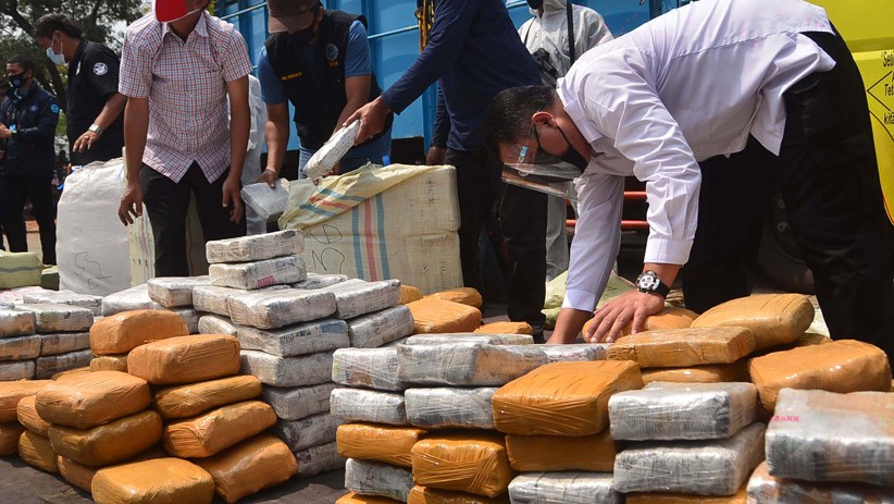 Penampakan 500 Kg Ganja Diangkut dengan Truk di Bekasi - Bagian 2