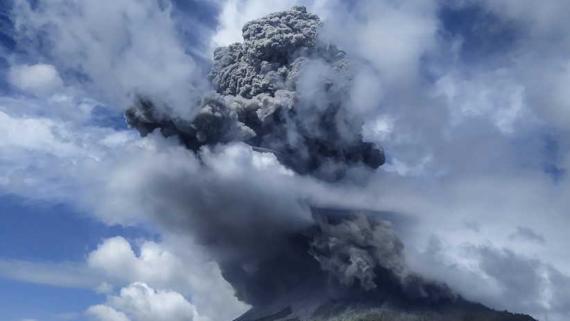 Foto Gunung Sinabung Erupsi, Semburkan Abu Vulkanik Setinggi 5.000 Meter - Bagian 3