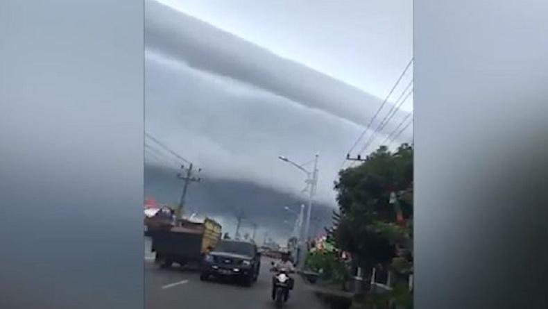Viral Awan Mirip Gelombang Tsunami di Aceh, Langit Pagi Hari Menjadi Gelap