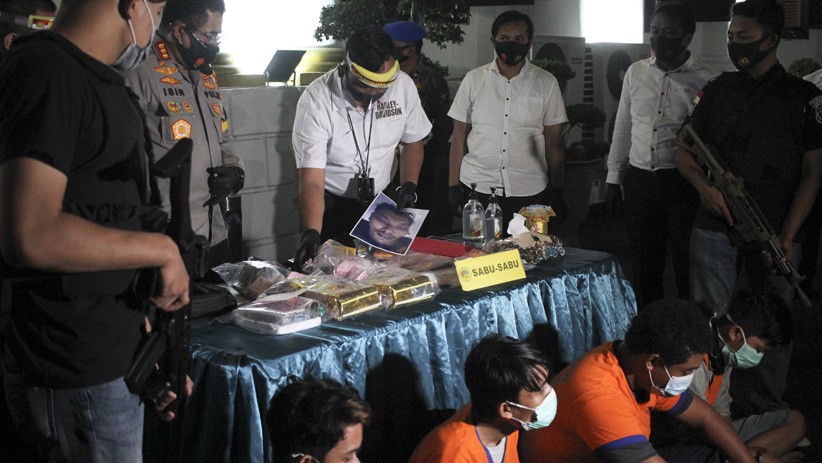 Polresta Surabaya Tangkap 4 Bandar Narkoba, 2 Kg Sabu dan Senjata Api Diamankan - Bagian 2
