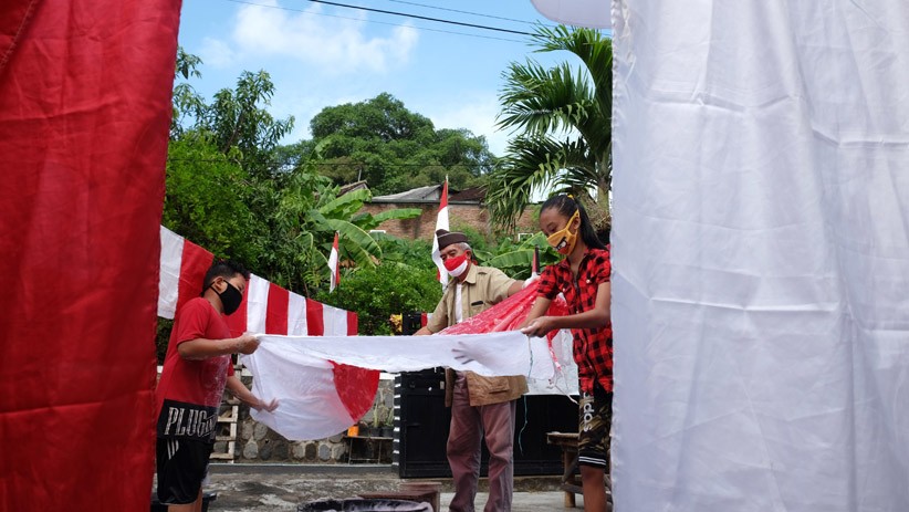Aksi Mencuci Bendera Merah Putih Jelang HUT RI - Bagian 2