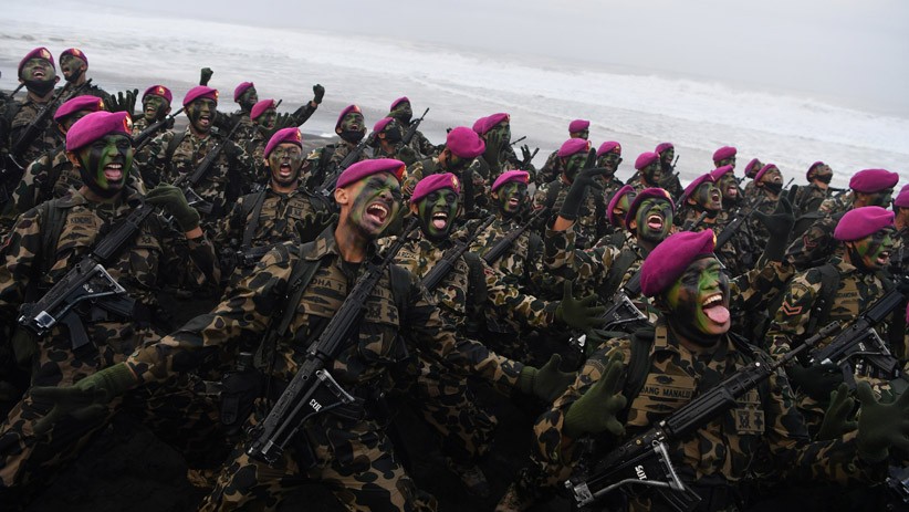 Momen Upacara Pembaretan Prajurit Korps Marinir di Pantai Baruna Kondang Iwak - Bagian 4