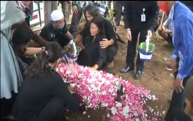 Pemakaman Staf KPU Yakuhimo Henry Jovinski Diwarnai Isak Tangis Sang Ibunda
