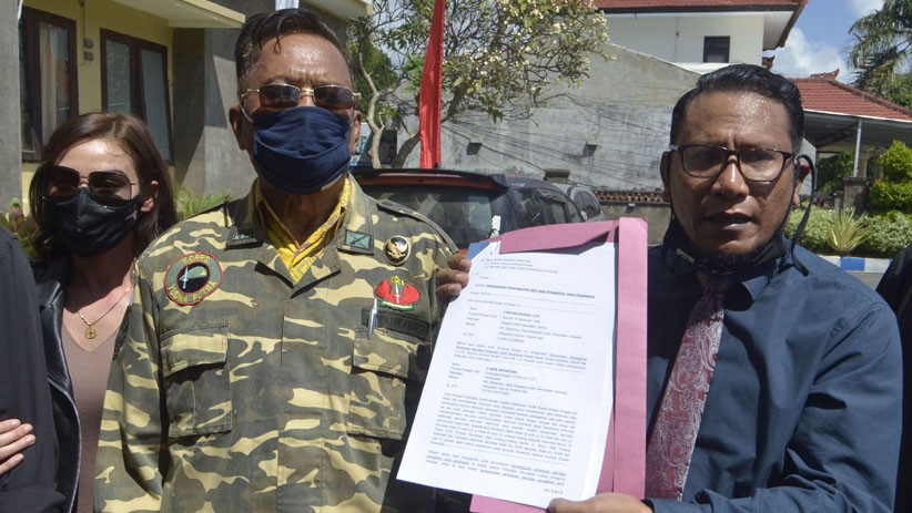 Ajukan Penangguhan Penahanan Jerinx, Ayah dan Istri Jadi Jaminan - Bagian 2