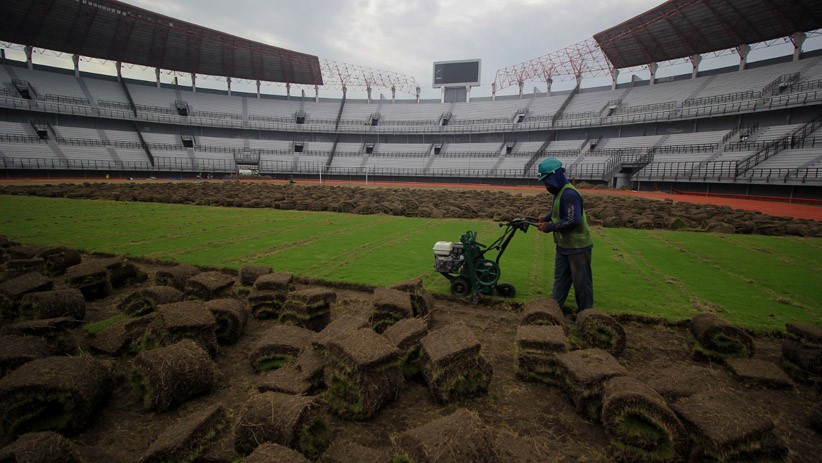 Persiapan Piala Dunia U-20, Rumput Stadion Gelora Bung Tomo Diperbaiki - Bagian 1