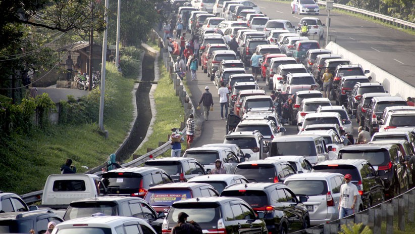 Arus Lalu Lintas Menuju Puncak Bogor Macet Panjang - Bagian 1