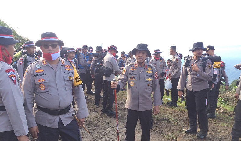 Jajaran Polda Sumsel Sukses Gelar Upacara HUT ke-75 RI di Puncak Gunung Dempo