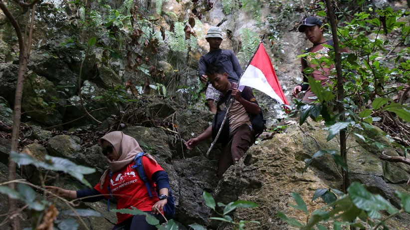 Perjuangan Pemuda-pemudi Bawean Kibarkan Bendera Merah Putih di Gunung Batu - Bagian 3