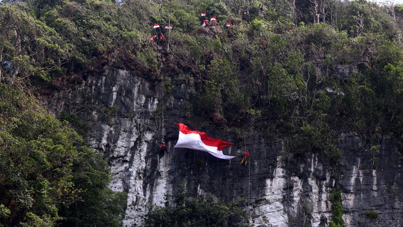 Perjuangan Pemuda-pemudi Bawean Kibarkan Bendera Merah Putih di Gunung Batu - Bagian 1