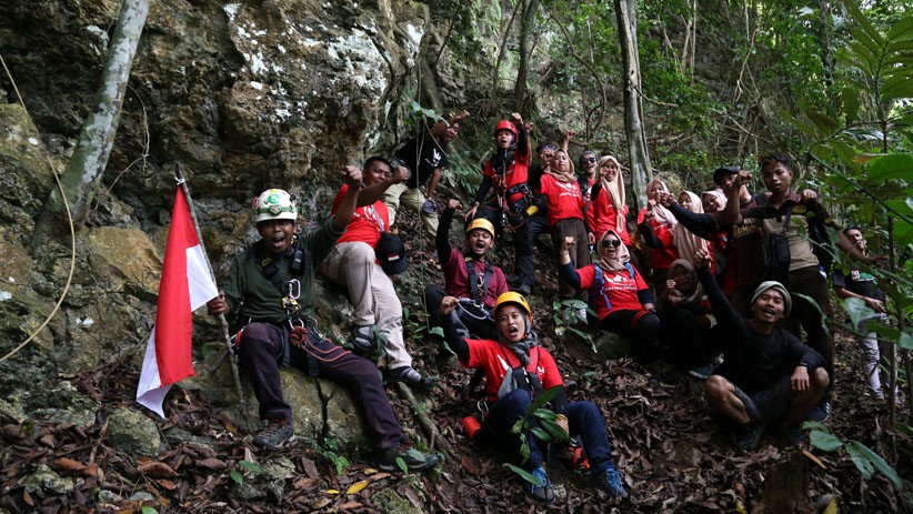 Perjuangan Pemuda-pemudi Bawean Kibarkan Bendera Merah Putih di Gunung Batu - Bagian 4