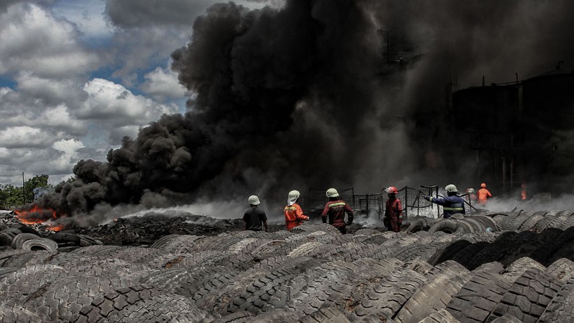 Pabrik Pengolahan Ban Bekas di Pekanbaru Ludes Terbakar - Bagian 2