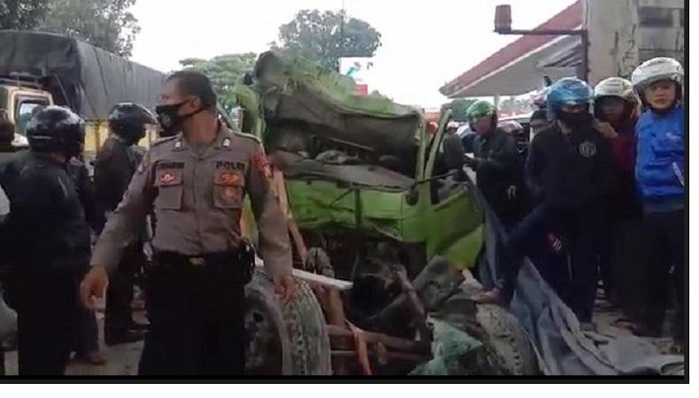Truk Tronton Tabrak Mobil di Cianjur, Sopir Tewas