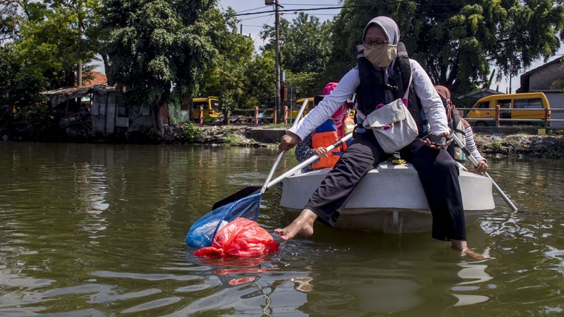 Potret Perempuan Pejuang Kali Surabaya Susur Sungai Cari Sampah Plastik - Bagian 4