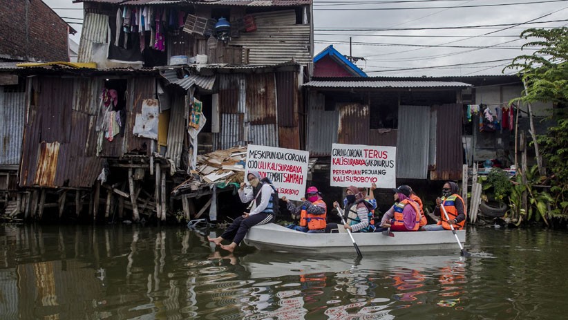 Potret Perempuan Pejuang Kali Surabaya Susur Sungai Cari Sampah Plastik - Bagian 1