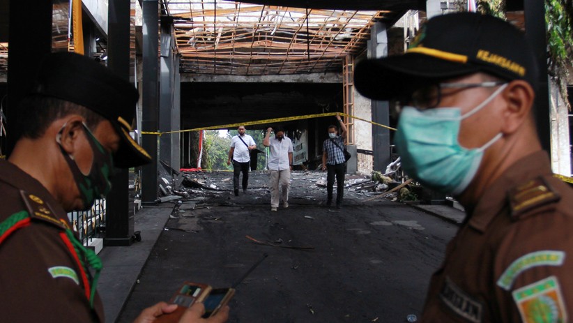 Olah TKP, Polisi Selidiki Penyebab Kebakaran Gedung Kejaksaan Agung - Bagian 1