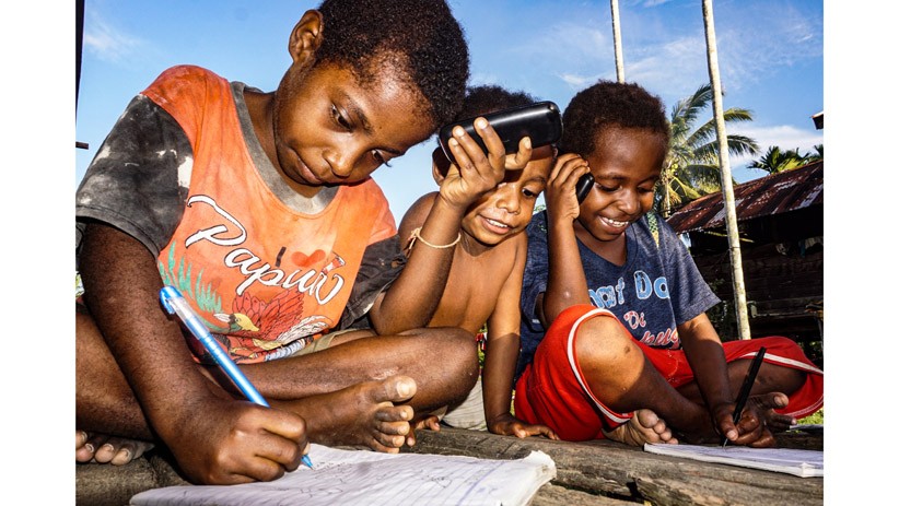 Potret Anak-Anak Papua Belajar via Telepon Seluler - Bagian 1
