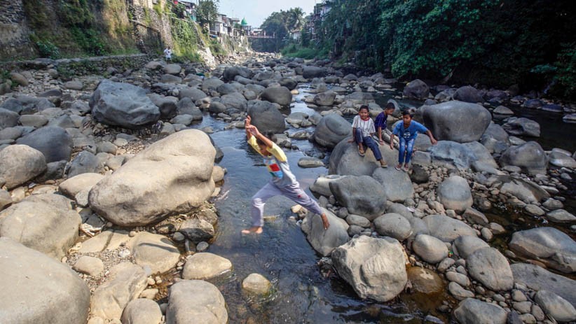 Puncak Musim Kemarau, Debit Air Sungai Ciliwung Menyusut - Bagian 1