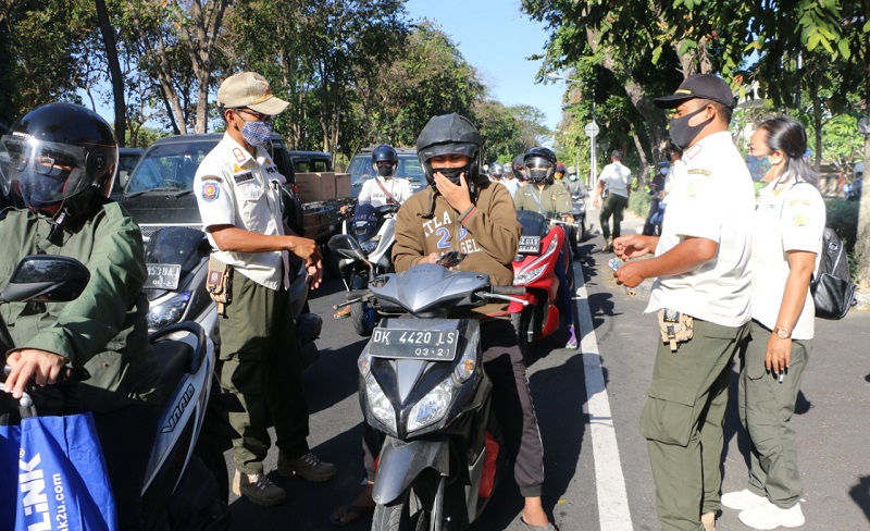 Satpol PP Ingatkan Warga Bali Tak Pakai Masker Denda Rp100.000