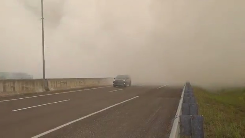 Tol Palindra Tertutup Asap Kebakaran Hutan, Jarak Pandang 100 Meter