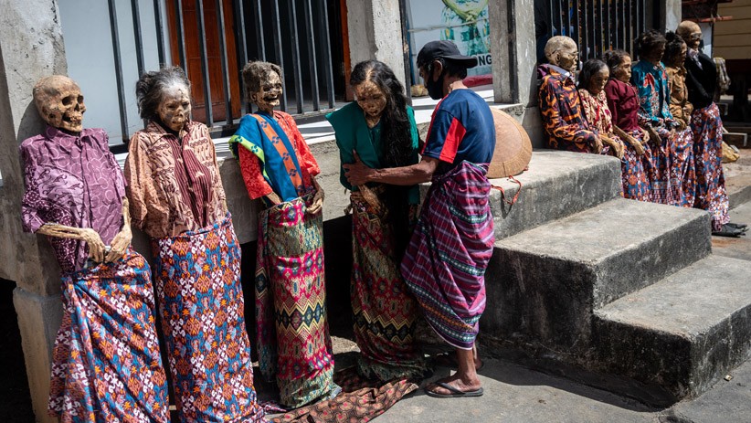 Manene, Tradisi Mengganti Pakaian Jasad Leluhur Warga Toraja - Bagian 3