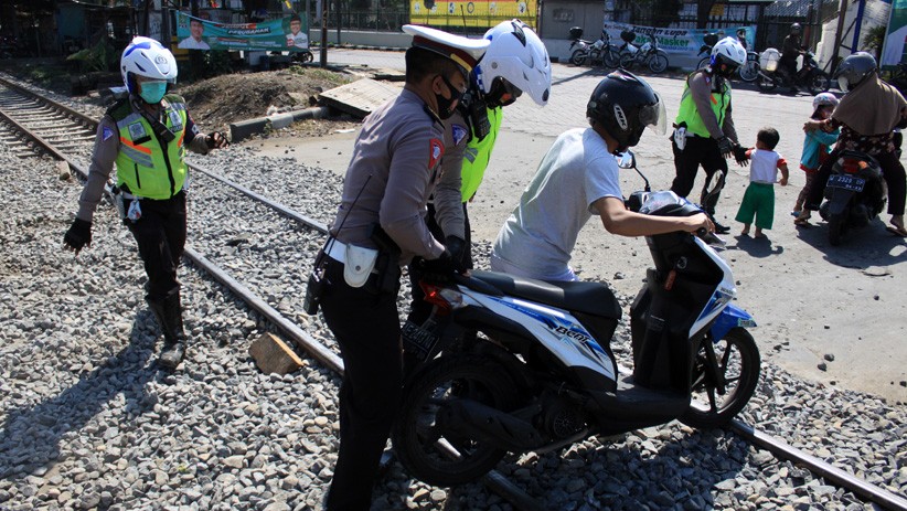 Aksi Polantas Polresta Sidoarjo Bantu Warga Melewati Perlintasan Kereta Api - Bagian 2
