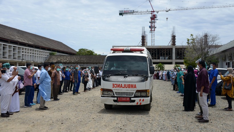 Momen Ratusan Tenaga Medis Lepas Jenazah Dokter Korban Covid-19 di Aceh - Bagian 2