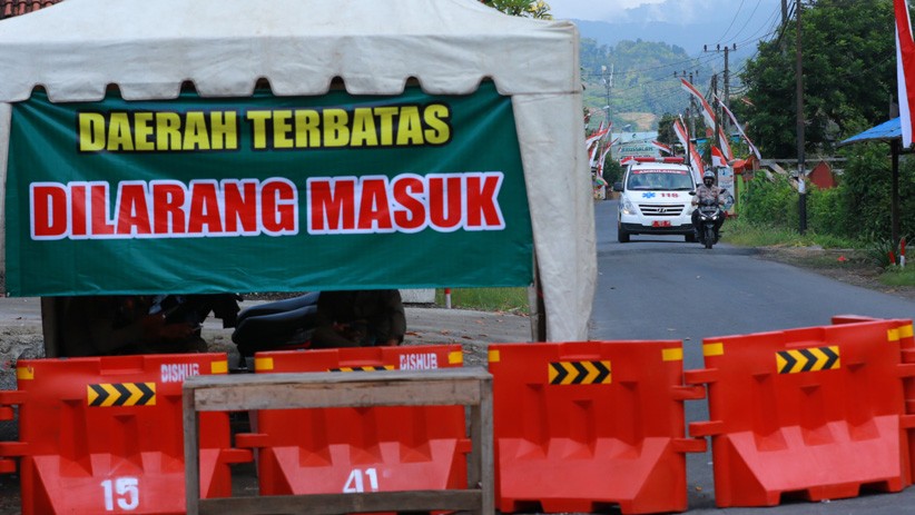 Karantina Massal, Jalan Menuju Ponpes Darussalam Blokagung Banyuwangi Diblokade - Bagian 1