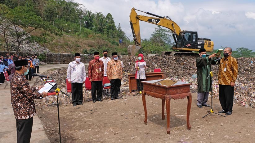 Pejabat Kabupaten Temanggung Dilantik di Tempat Pembuangan Sampah - Bagian 1