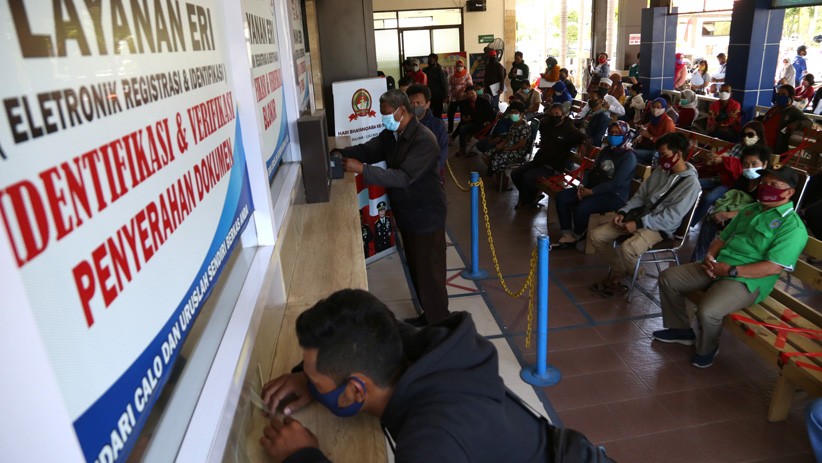 Antrean Pemutihan Denda Pajak Kendaraan Bermotor di Samsat Surabaya - Bagian 4