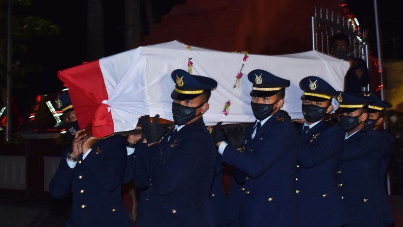 Jenazah Penerbang Tempur Luluk Teguh Prabowo Dimakamkan di TMP Madiun - Bagian 2