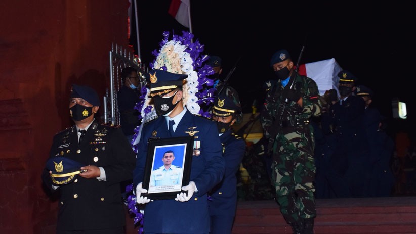 Jenazah Penerbang Tempur Luluk Teguh Prabowo Dimakamkan di TMP Madiun - Bagian 1