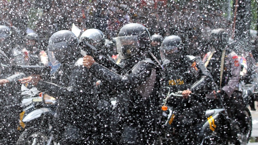 Unjuk Rasa Berakhir Rusuh, Polisi Tangkap Demonstran Pilkada 2020 - Bagian 2