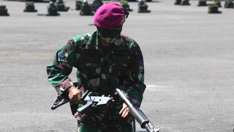 Begini Aksi Prajurit Marinir Bongkar Pasang Senjata dengan Mata Tertutup - Bagian 6