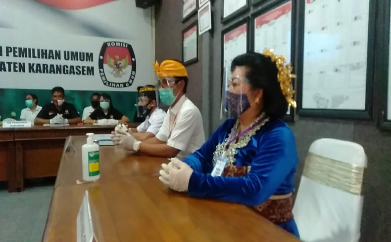 Calon Wakil Terpapar Covid-19, Bupati Mas Sumatri ke KPU Karangasem Diantar Pendukung