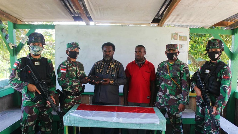 Warga Keerom Serahkan Sepucuk Senjata Api ke Satgas RI-Papua Nugini