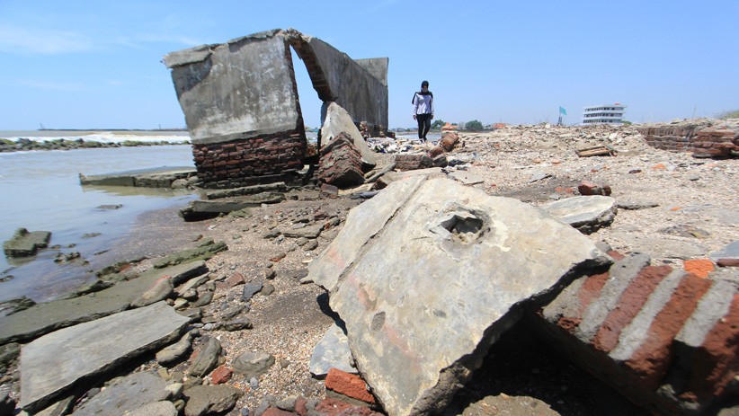 Rumah di Pantai Dadap Indramayu Rusak Parah akibat Abrasi - Bagian 1